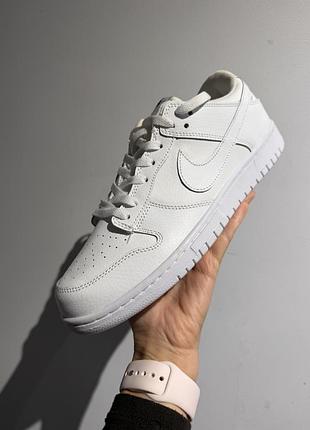 Nike dunk low triple white