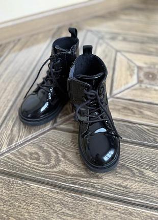 Продам дуже гарні дитячі чорні лаковані черевички 🖤 розмір 25