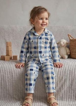 Дитяча фланелева або флісова піжама бренду tu clothing, що складається із сорочки на ґудзиках і вільних штанів на резинці.