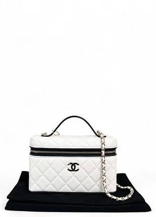 Маленька зручна сумочка chanel біла з чорним