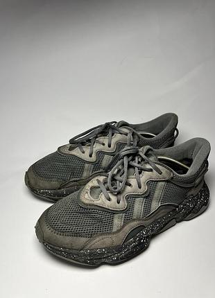 Сірі кросівки чоловічі ozweego four grey hp3001 adidas