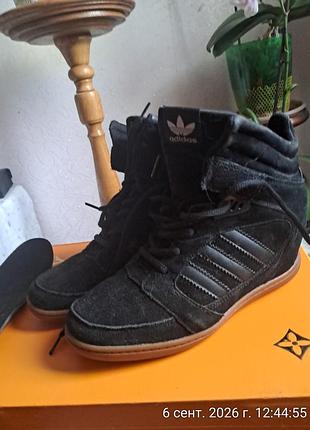 Сникерси adidas,замшеві,утеплені