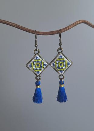 Сережки з вишивкою і китичками/ вишиті етно сережки