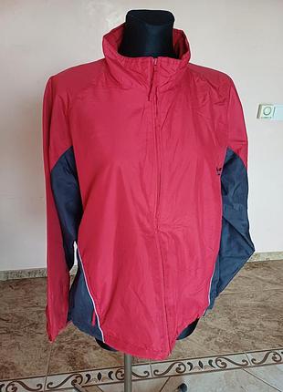 Стильная и удобная спортивная ветровка от бренда outfit.