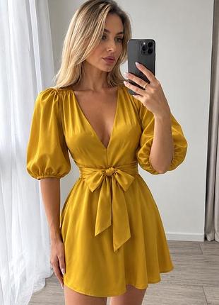 Атласна гірчична сукня