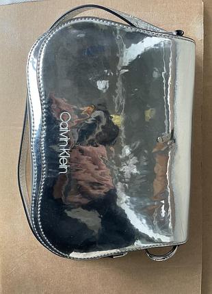 Срібна глянцева сумка calvin klein оригінал metallic silver mirror y2k shoulder / crossbody bag