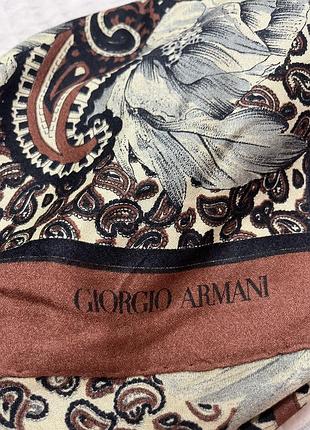 На зображенні представлена ​​шовкова або сумішова хустка бренду giorgio armani з візерунком пейслі та квітковим принтом у бежево-коричневій гамі.
