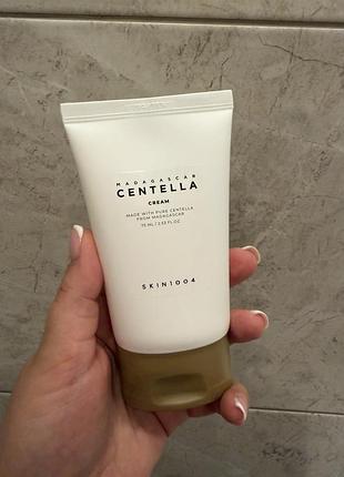 Зволожувальний крем для обличчя з центелою skin1004 madagascar centella cream