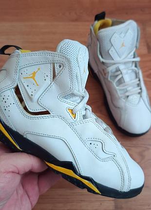 Оригинальные jordan p33.5 длина стельки по факту 21.8см
ц760 грн