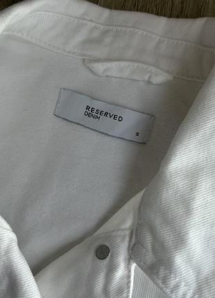 Біла джинсова вкорочена куртка reserved 5
