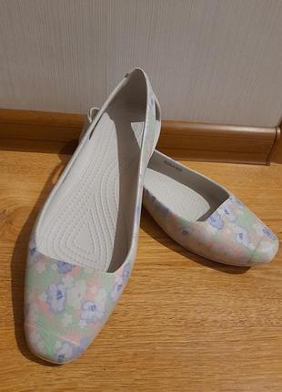 Балетки летние женские crocs women's sienna graphic flat в цвете light pink/floral с нежным цветочным принтом на стопу 24,5см
