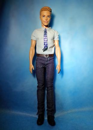 Оригінальна лялька ken (кен) від компанії mattel у наборі одягу стиля «casual business» (повсякденний офісний стиль).