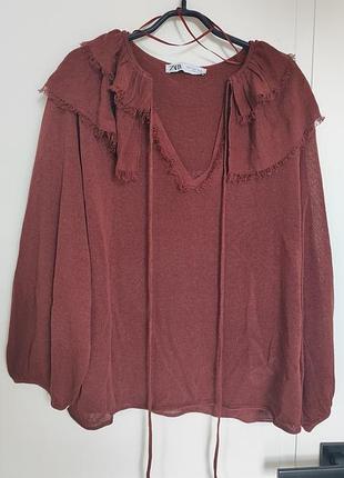 Коричнева кофта zara з v-подібним вирізом, довгими рукавами та декоративними рюшами на комірі