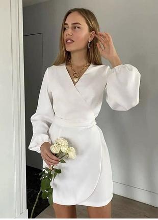 Біла сукня на запах