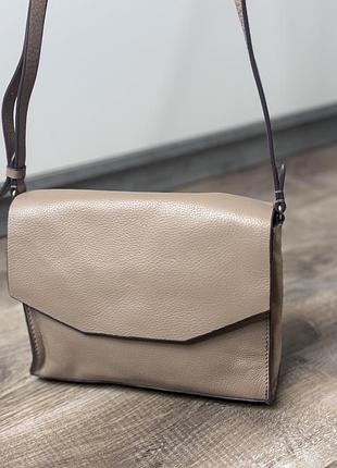 Бежева шкіряна сумка через плече clarks treen island