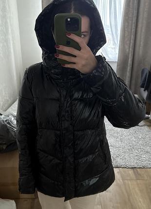 Жіноча чорна лакова куртка
