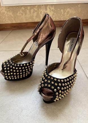 Жіночі туфлі steve madden чорні з золотистим декором, розмір 39