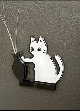 Магнит кот белый с черной вазой для кошачьих усов кошка коллекционер усов кота