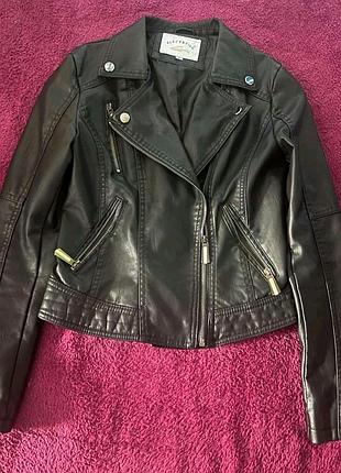 Продам коженку жіночу колір чорний
