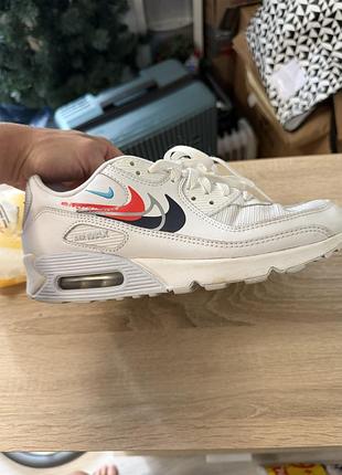 Оригінальні кросівки nike air max білі з різнокольоровими елементами