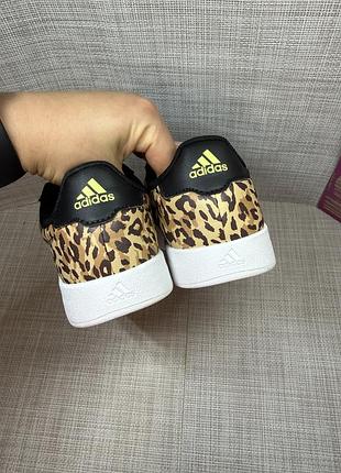 Оригінальні кросівки adidas 4