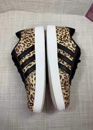 Оригінальні кросівки adidas 3