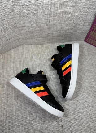 Оригінальні кросівки adidas 3