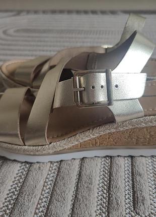 Золотистые босоножки на танкетке dorothy perkins