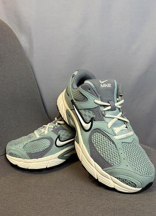 Оригінальні кросівки nike v2000 run