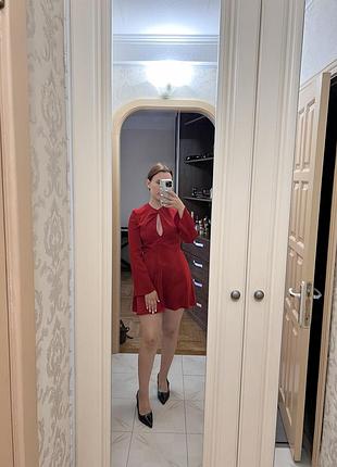 Червона атласна сукня
