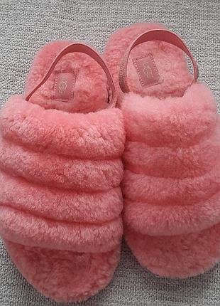 Розовые пушистые тапочки от ugg.