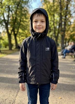 Черная ветровка мальчишки 7-8 лет