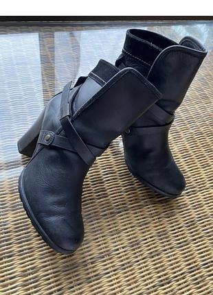 Шкіряні черевики  mel&co оригінал,ідеальний стан,розмір 39,ціна1320гривень стан колір матеріал верху матеріал підкладки сезон ідеальний •