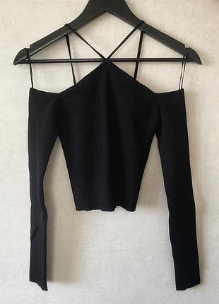 Стильний чорний светр в рубчик zara з довгим рукавом і з відкритими плечима на тонких бретелях