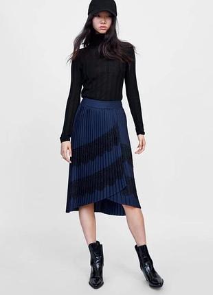 Zara basic — темно-синя плісирована спідниця міді з мереживом