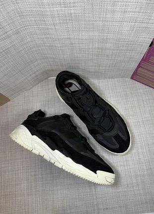 Оригінальні кросівки adidas