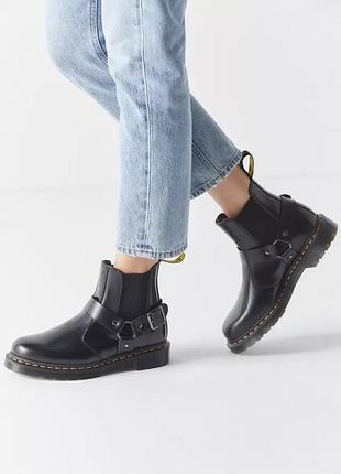 Черные кожаные ботинки челси dr. martens wincox с декоративным ремнем и пряжкой в байкерском стиле