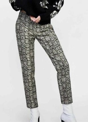 Диночи зауженные брюки бренда zara с серо-бежевым змеиным принтом.