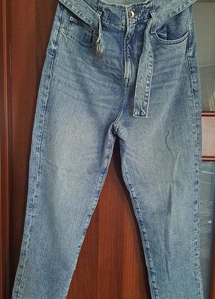Джинсы фасона mom jeans мед бренда c&amp;a