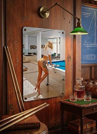 Металлическая винтажная табличка "девушка у бильярдного стола / pin-up / бильярд", фото постер, 14х20 см