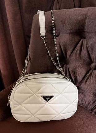 Елегантна біла сумочка-кросбоді у стилі prada