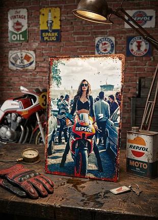 Металлическая винтажная табличка "девушка на спортбайке repsol / мотоциклистка / pin-up", фото постер, 14х20 см