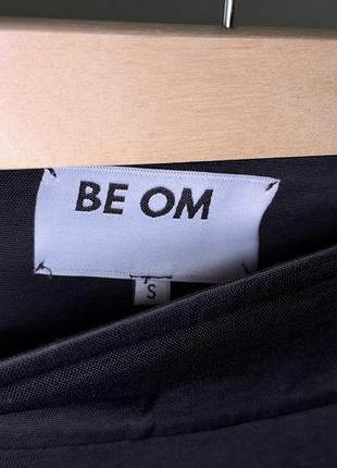 Сатинова чорна мідіспідниця be om design 3