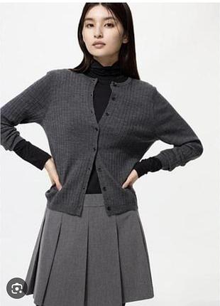 Серый женский кардиган от бренда uniqlo из шерсти