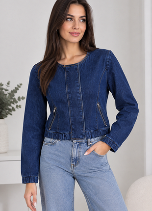 Жіноча джинсова коротка синя куртка/кроптом на кгопках від бренду gina tricot. резинка внизу джинсової куртки на рукава