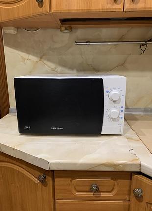 Продається мікрохвильова піч samsung.