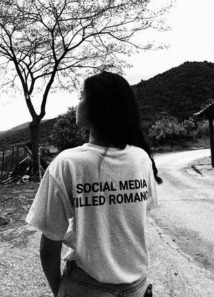 Базова футболка оверсайз із принтом "social media killed romance"