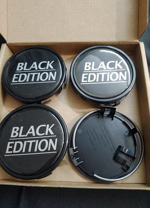 Комплект із чотирьох чорних ковпачків (заглушок) із написом «black edition» для ступиці автомобільних дисків. один потрібно приклеїти( під ремонт).