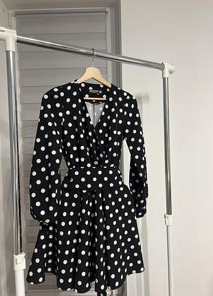 Ефектна сукня міні в класичний горошок (polka dot) з акцентною баскою