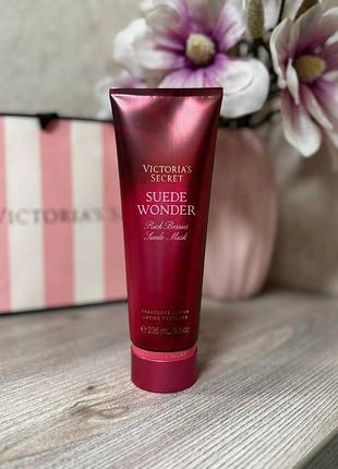 Парфюмированный увлажняющий лосьон для тела victoria’s secret suede wonder fragrance lotion